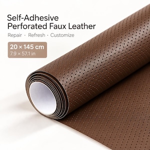 Könnte beinhalten: Eine Rolle braunes, selbstklebendes, perforiertes Kunstleder mit dem Text Self-Adhesive Perforated Faux Leather, Repair, Refresh, Customize und den Maßen 20 x 145 cm oder 7,9 x 57,1 in auf der Materialoberfläche.