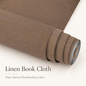 Puede incluir: Un rollo de tela de lino para encuadernación en color marrón con reverso de papel. La tela tiene una textura tejida visible y está enrollada firmemente. El texto Linen Book Cloth y Paper-Backed Bookbinding Fabric aparece en marrón.