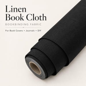 Może przedstawiać: Rolka jednolitej czarnej tkaniny lnianej do introligatorstwa. Tekst na obrazie brzmi: Linen Book Cloth, BOOKBINDING FABRIC, For Book Covers • Journals • DIY. Tkanina ma widoczną tkaną fakturę i jest owinięta wokół wewnętrznej tulei.