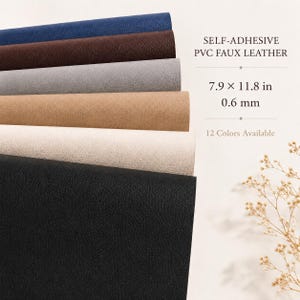 Puede incluir: Seis hojas apiladas de piel sintética de PVC autoadhesiva en azul, marrón, gris, bronceado, crema y negro. El texto dice: SELF-ADHESIVE PVC FAUX LEATHER, 7.9 x 11.8 in, 0.6 mm, 12 Colors Available. Cada hoja tiene una superficie texturizada.
