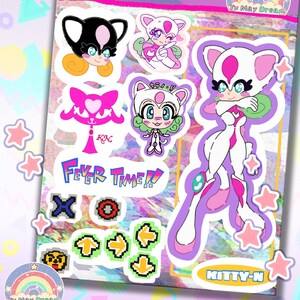 Puede incluir: Una hoja de pegatinas coloridas con personajes de gatos estilo anime. Las pegatinas incluyen varias poses y diseños, con texto que dice "Kitty-N" y "Fever Time!!". La paleta de colores incluye rosa, morado y azul.