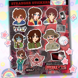 Könnte beinhalten: Ein Bogen mit "Stranger Stickers" mit Cartoon-Illustrationen von Charakteren und Elementen aus der Serie. Die Aufkleber zeigen Charaktere, einen Demogorgon und Text wie "WILL?" und "I'm a FREAK!". Der Bogen hat einen rot-grauen Hintergrund mit rosa Sternen.
