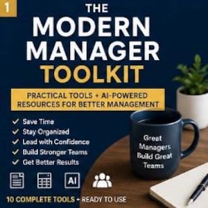 Könnte beinhalten: Ein dunkelblauer Becher mit dem Text Great Managers Build Great Teams, neben einem Notizbuch und einem Stift. Der Hintergrund zeigt den Text The Modern Manager Toolkit, Practical Tools + AI-Powered Resources for Better Management und eine Liste.