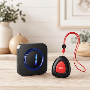 Puede incluir: Un receptor cuadrado negro con una luz circular azul y una pantalla digital que muestra el número uno, junto a un colgante triangular negro y rojo con botón SOS, cordón rojo y un botón central texturizado con el texto SOS impreso.