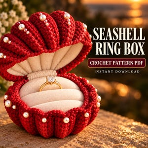 Könnte beinhalten: Eine rote, gehäkelte Muschel-Ringbox mit weißen Perlenakzenten, die einen goldenen Ring mit einem klaren Stein enthält. Der Text lautet: SEASHELL RING BOX, CROCHET PATTERN PDF, INSTANT DOWNLOAD. Die Box hat ein beiges Inneres mit einem Ringeinsatz.