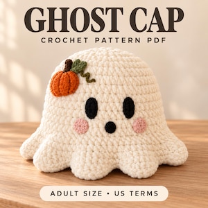 Puede incluir: Un gorro de ganchillo en forma de fantasma de color crema con una pequeña calabaza naranja con un tallo y un zarcillo verdes en el lateral. El fantasma tiene dos ojos ovalados negros, una boca circular negra y dos mejillas rosas. Texto: GHOST CAP CROCHET PATTERN PDF ADULT SIZE US TERMS.