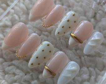Uñas postizas francesas doradas cromadas / Punta francesa blanca pintada a mano con detalle de anillo 3D y tachuelas doradas / Set personalizado de uñas de gel reutilizables