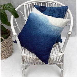 Dip Dyed 'Blue Mountains' Pillow Cover imagem 3