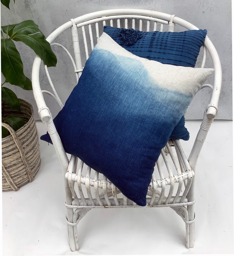 Dip Dyed 'Blue Mountains' Pillow Cover imagem 3