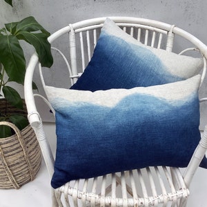 Dip Dyed 'Blue Mountains' Pillow Cover imagem 5