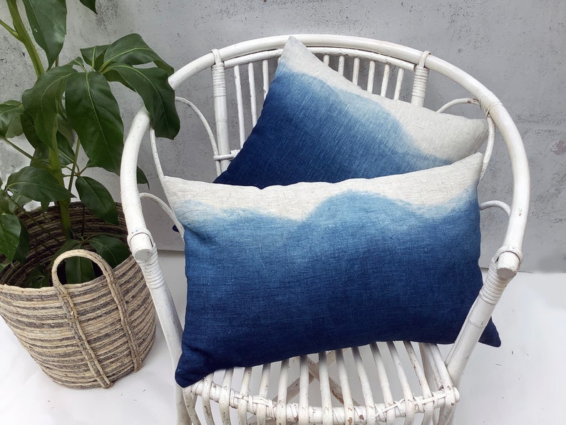 Dip Dyed 'Blue Mountains' Pillow Cover imagem 5