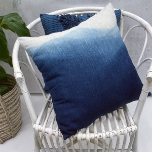 Dip Dyed 'Blue Mountains' Pillow Cover imagem 4