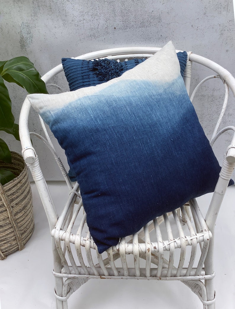 Dip Dyed 'Blue Mountains' Pillow Cover imagem 4