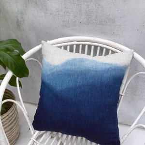 Dip Dyed 'Blue Mountains' Pillow Cover imagem 2