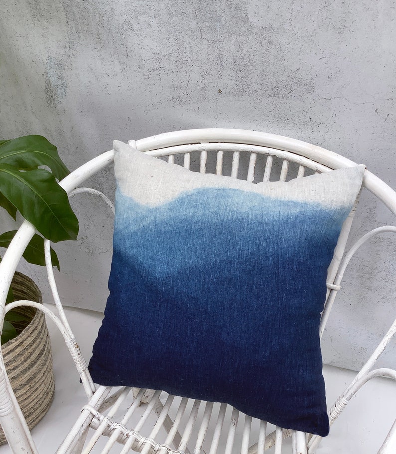 Dip Dyed 'Blue Mountains' Pillow Cover imagem 2