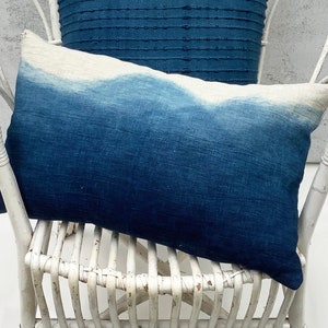 Dip Dyed 'Blue Mountains' Pillow Cover imagem 7