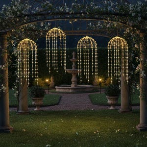 Peut inclure: Quatre luminaires suspendus en forme de dôme avec des guirlandes de LED blanc chaud en cascade. Chaque luminaire présente une structure en fil métallique émettant une lueur douce, suspendu à une armature de tonnelle de jardin en métal sombre.