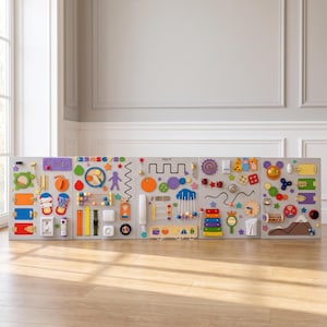 Puede incluir: Un gran tablero de actividades de madera de varios paneles con diversos elementos interactivos, incluyendo engranajes coloridos, pestillos, cerraduras, un xilófono, un ábaco, un reloj y formas geométricas en colores primarios y secundarios brillantes.