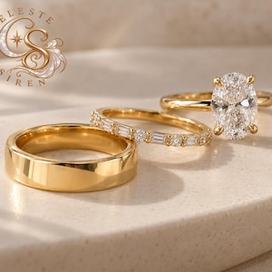 Puede incluir: Un conjunto de tres anillos de oro que incluye una banda lisa pulida, una banda fina con piedras alternas de corte baguette y redondo, y un anillo solitario con una gran piedra central de corte ovalado con cuatro garras, con el logo Celeste Siren.