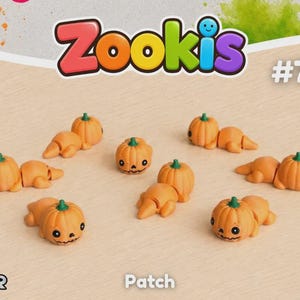 Puede incluir: Siete pequeñas figuras de color naranja con forma de calabaza, tallos verdes y rasgos faciales negros, dispuestas sobre una superficie clara. El texto Zookis #72 y Patch es visible arriba y abajo. Cada figura representa una calabaza con un cuerpo pequeño.