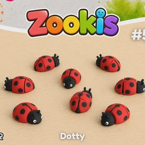 Könnte beinhalten: Sieben kleine Marienkäfer-Figuren mit roten Flügeln und schwarzen Punkten, jeweils mit schwarzem Kopf und weißen Augen. Der Text Zookis #53 und Dotty ist sichtbar. Diese Miniatur-Insekten sind in einem Kreis auf einer hellen Fläche angeordnet.