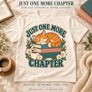 Peut inclure: Un t-shirt couleur crème avec un motif représentant un chat tigré orange dormant sur une pile de trois livres. À côté des livres se trouvent une tasse de café fumante et des marguerites blanches. Le texte indique JUST ONE MORE CHAPTER.