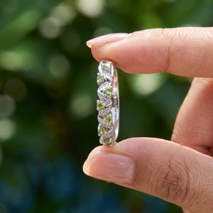 August birthstone peridot ring featuring a woodland inspired vine pattern and individually set round stones.