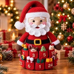 Può includere: Una bambola di Babbo Natale all'uncinetto con un abito rosso, barba bianca e un cappello con pompon. La base della bambola include diverse tasche rosse, ognuna contrassegnata da un numero bianco, contenenti piccoli ornamenti natalizi all'uncinetto.