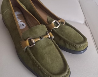 Mocassini piatti vintage Etienne Aigner in camoscio verde oliva con morsetto, taglia 9.5, scarpe da donna comode e casual in stile preppy.