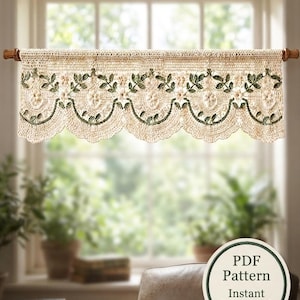 Puede incluir: Una cenefa de ventana tejida a ganchillo en color crema con un borde inferior festoneado y un motivo floral bordado con hojas verdes y pequeñas flores blancas. Una insignia circular muestra el texto PDF Pattern Instant Download.