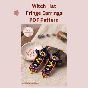 Könnte beinhalten: Ein Paar Perlenohrringe mit Fransen in Form von Hexenhüten, bestehend aus schwarzen, violetten, gelben und orangefarbenen Perlen mit einem Mondsichel-Motiv. Der Text lautet Witch Hat Fringe Earrings PDF Pattern.