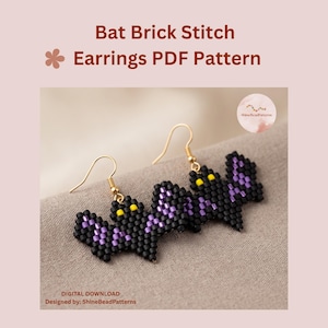 Könnte beinhalten: Ohrringe im Ziegelstich-Design in Fledermausform mit schwarzen, violetten und gelben Perlen sowie goldfarbenen Haken. Der Text lautet Bat Brick Stitch Earrings PDF Pattern und Designed by: ShineBeadPatterns.