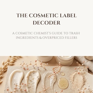 Może przedstawiać: Okładka książki z tytułem THE COSMETIC LABEL DECODER: A COSMETIC CHEMIST'S GUIDE TO TRASH INGREDIENTS & OVERPRICED FILLERS. Poniżej tekstu znajdują się smugi kremu, żelu i pudru, przeplatane małymi, dekoracyjnymi modelami struktur cząsteczkowych.