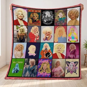 Puede incluir: Una manta rectangular que presenta una cuadrícula de veinte imágenes distintas de Dolly Parton. El collage incluye varios retratos fotográficos, ilustraciones artísticas y diseños gráficos con texto como W.W.D.D, Ambition y Happy Dolly Days.