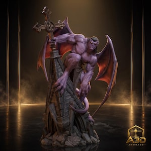 Puede incluir: Una figura de gárgola de piel morada con grandes alas y ojos amarillos, agachada sobre una aguja de iglesia de piedra oscura y desgastada. La criatura sujeta una cruz alta y ornamentada que sobresale. El logo A3D AMORA3D es visible.
