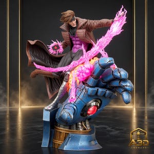 Può includere: Una statuetta da collezione di un personaggio con capelli castani, che indossa un trench marrone e una maglia viola, mentre tiene in mano una carta da gioco. La figura poggia su una grande mano robotica blu usurata con un palmo rosso luminoso.
