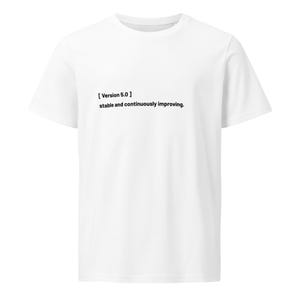 Könnte beinhalten: Ein weißes kurzärmeliges T-Shirt mit schwarzem Textaufdruck auf der Brust. Der Text lautet [ Version 5.0 ] gefolgt von dem Satz stable and continuously improving. Das Kleidungsstück hat einen Rundhalsausschnitt und eine gerade Schnittform.