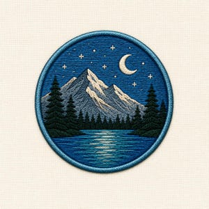 Può includere: Una toppa ricamata circolare che raffigura un paesaggio notturno con una luna crescente e stelle sopra montagne innevate. Una foresta scura di pini si trova davanti alle montagne, con un lago blu riflettente in primo piano.