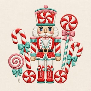 Puede incluir: Un diseño bordado que presenta una figura central de cascanueces en rojo, blanco y verde azulado, rodeado de bastones de caramelo a rayas, piruletas de remolino rosa y blanco, y caramelos de menta, con lazos en verde azulado y rosa.