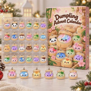 Könnte beinhalten: Eine Dumpling-Adventskalender-Box mit verschiedenen bunten, lächelnden Knödel-Anhängern in Bambusdämpfern. Das Set enthält ein durchsichtiges Kunststofftablett mit vierundzwanzig einzelnen Knödel-Anhängern, jeder mit einem einzigartigen Design, sowie sechs zusätzliche Anhänger, die vor der Box platziert sind.