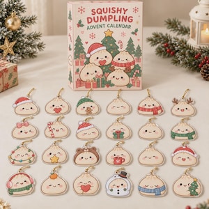 Könnte beinhalten: Eine Squishy Dumpling Adventskalender-Box mit illustrierten Teigtaschen in festlicher Kleidung, dazu vierundzwanzig einzelne Acryl-Anhänger in Form von Teigtaschen, die jeweils mit weihnachtlichen Motiven wie Mützen oder Schals verziert sind.