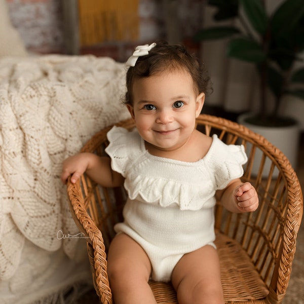 Pagliaccetto lavorato a maglia per bambina, vestito lavorato a maglia per baby sitter, pagliaccetto lavorato a maglia con volant per bambina, oggetto fotografico per neonati, vestito per servizio fotografico per bambini, vestito lavorato a maglia per bambini