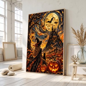 Puede incluir: Una impresión de arte mural vertical que muestra a una bruja con sombrero puntiagudo frente a un castillo oscuro sobre una colina bajo una gran luna amarilla. La escena incluye un gato negro, calabazas naranjas brillantes y murciélagos.