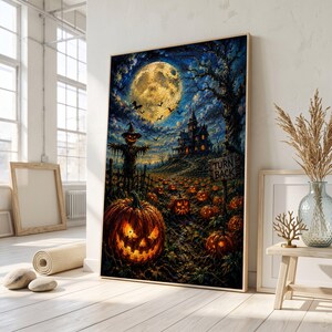 Op de afbeelding: Een verticale rechthoekige wandkunstprint met een donkere, sfeervolle Halloween-scène met een grote gloeiende volle maan, een spookachtig huis, een vogelverschrikker en een veld met verlichte pompoenen. Een houten bord in het veld vermeldt TURN BACK.