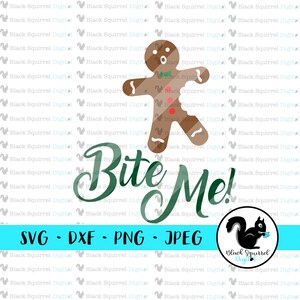 Puede incluir: Un hombre de jengibre con una pajarita verde y un mordisco sacado. El texto "Bite Me!" está escrito en letras verdes cursivas debajo del hombre de jengibre. Una ardilla negra con un fondo azul está en la esquina inferior derecha de la imagen. El texto "SVG - DXF - PNG - JPEG" está escrito en negro en la parte inferior de la imagen.