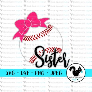 Puede incluir: Un lazo rosa se coloca encima de una pelota de béisbol blanca con costuras rojas. La palabra "Hermana" está escrita en cursiva negra en la pelota.