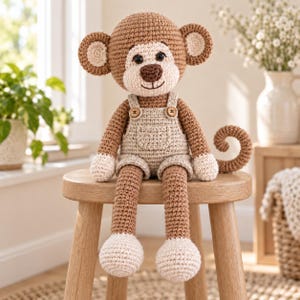 Häkelanleitung für einen Affen (PDF), langbeiniges Amigurumi in Latzhose aus Hafer.