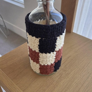 Checkerboard Vase Cover Crochet Pattern, Color Block Jar Cozy PDF, Patchwork Bottle Sleeve, Modern Home Decor, Instant Digital Download