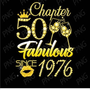 Peut inclure: Un design graphique sur fond noir avec le texte Chapter 50 Fabulous Since 1976 en doré. Le motif comprend une couronne dorée, deux coupes de champagne et une paire de lèvres, le tout rendu avec une texture étincelante rappelant le diamant.