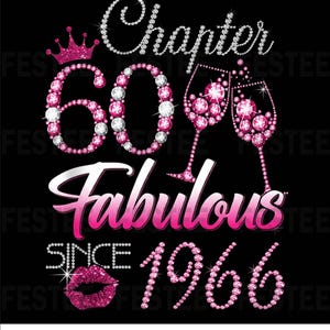 Può includere: Un design grafico su sfondo nero con il testo Chapter 60, Fabulous e SINCE 1966. Il design include una corona rosa, due calici da champagne riempiti di gemme rosa e un'icona di labbra rosa glitterate, il tutto in uno stile scintillante.
